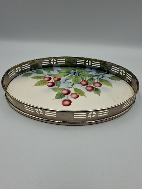 Bakke af porcelæn med kant af metal